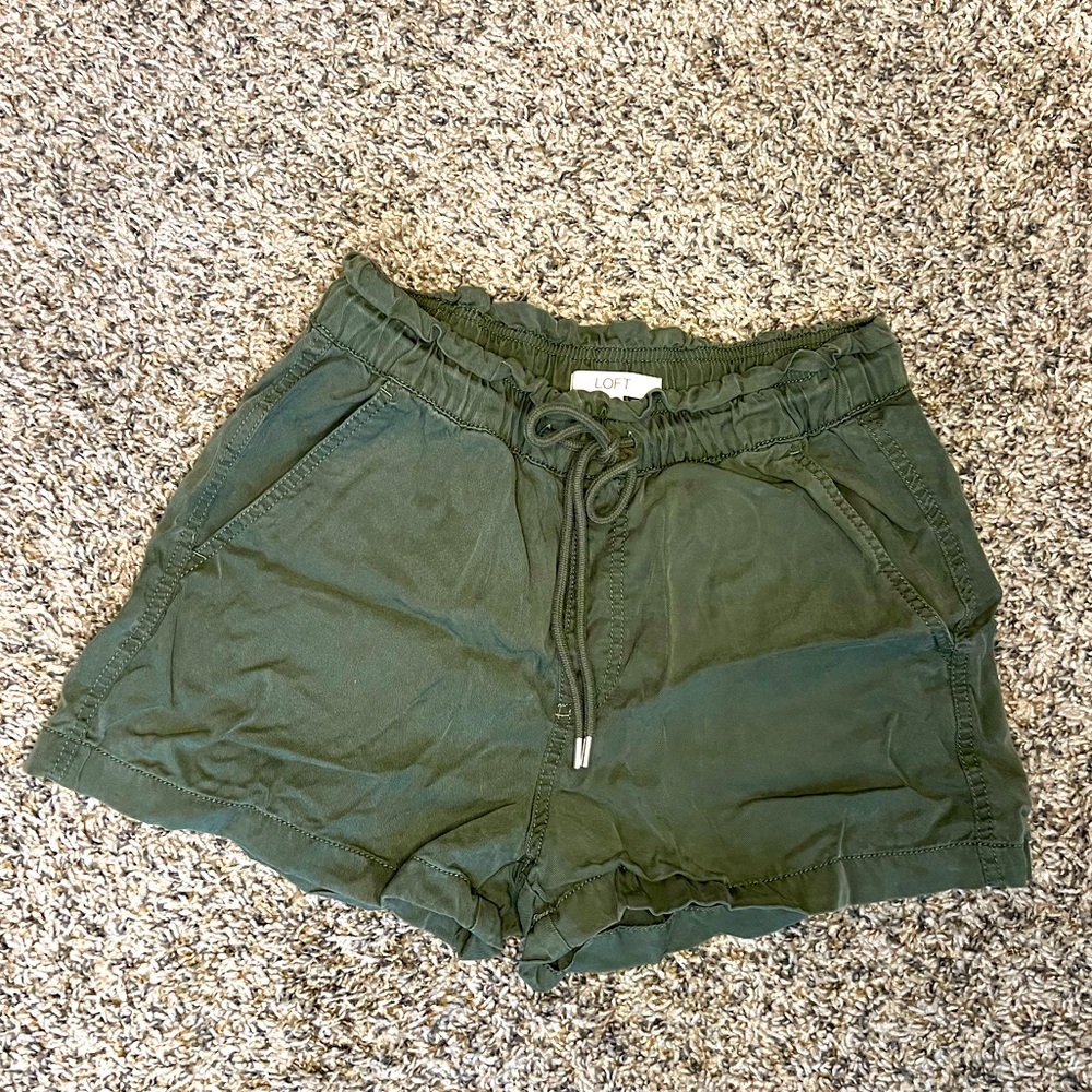 Loft
Green flowy shorts